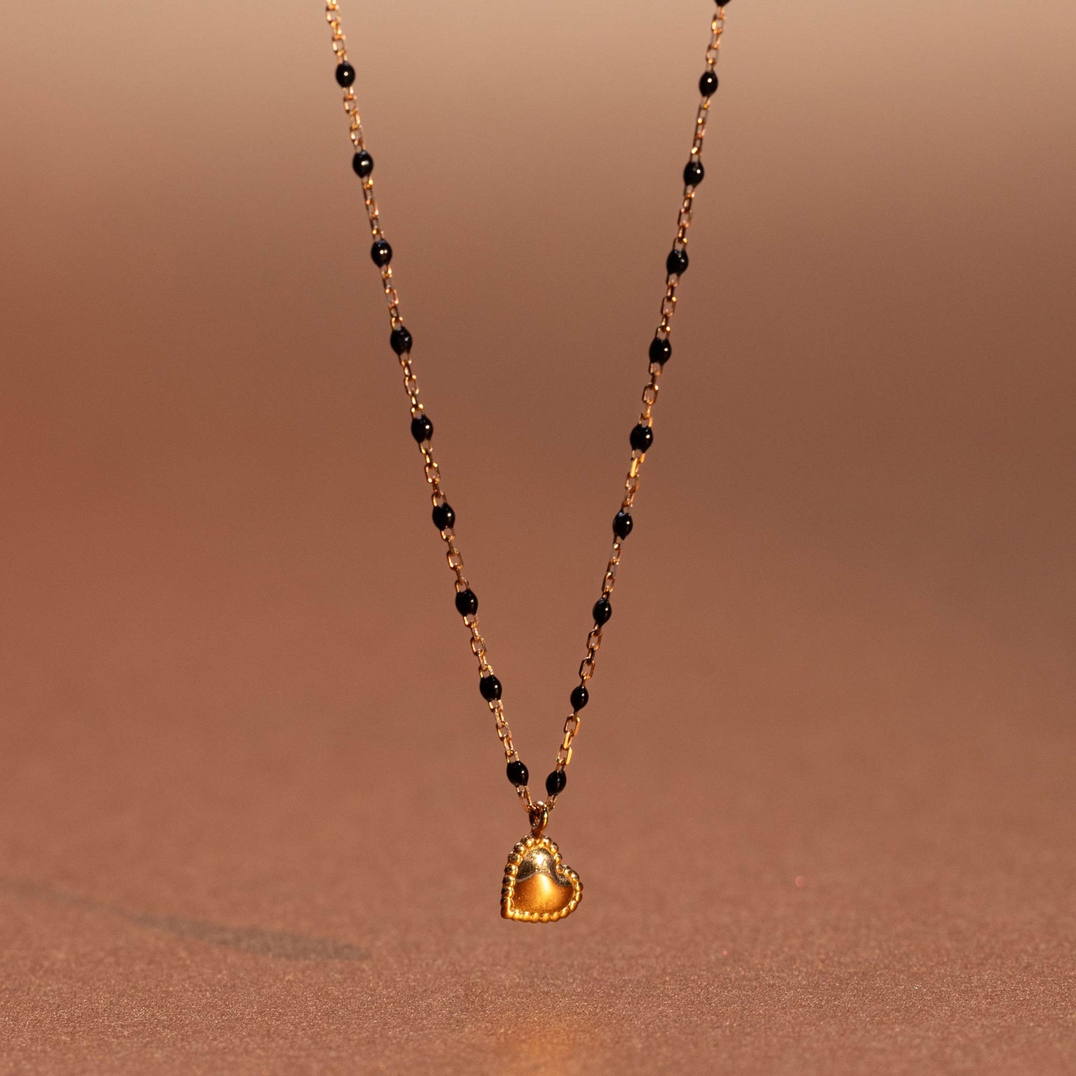 Gigi Clozeau - Collier Lucky Coeur, or jaune et mini perles de résine noire, 40 cm