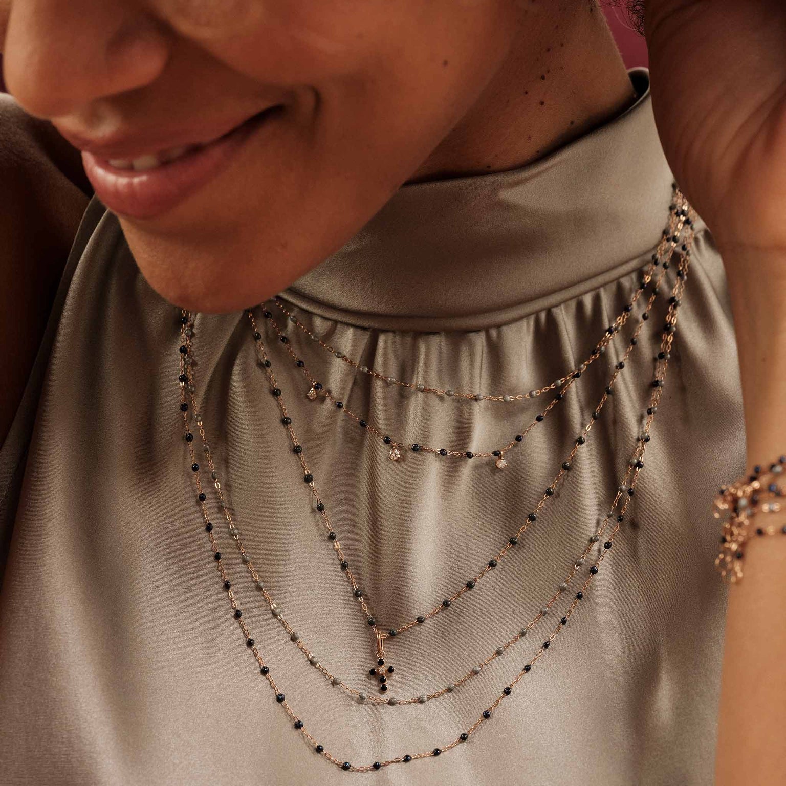 Gigi Clozeau - Pendentif noir Croix Perlée, or rose, 1 diamant