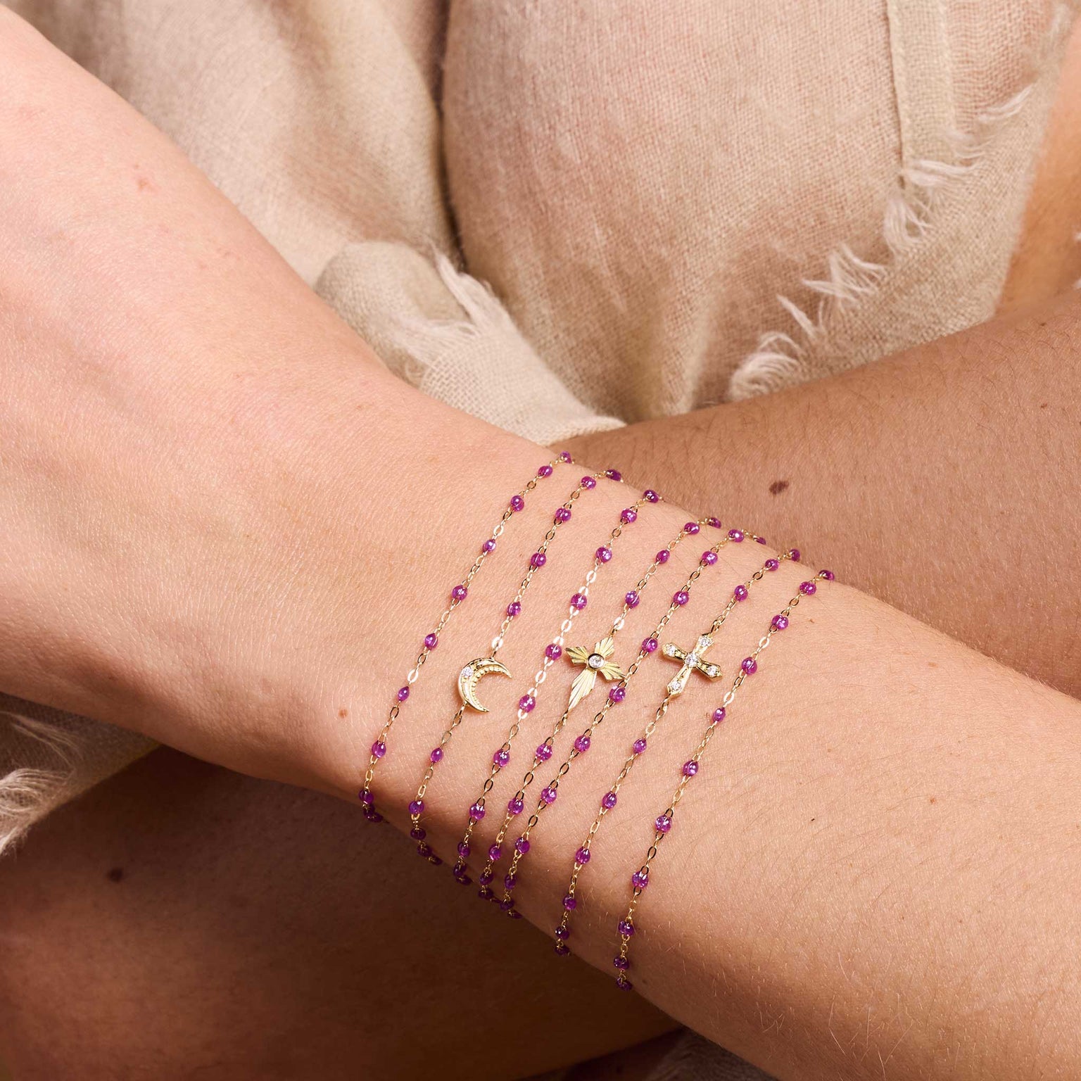Photo du poignet d'une femme portant des bracelets Gigi Clozeau de couleur galaxy.