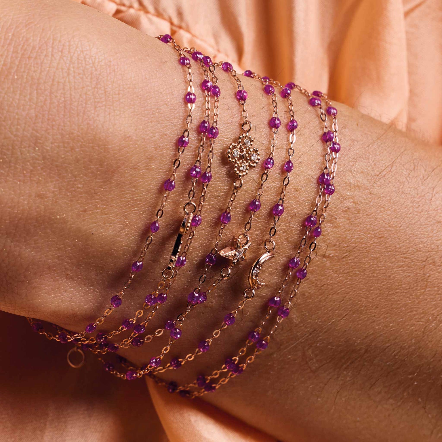 Photo du poignet d'une femme portant des bracelets Gigi Clozeau de couleur galaxy.