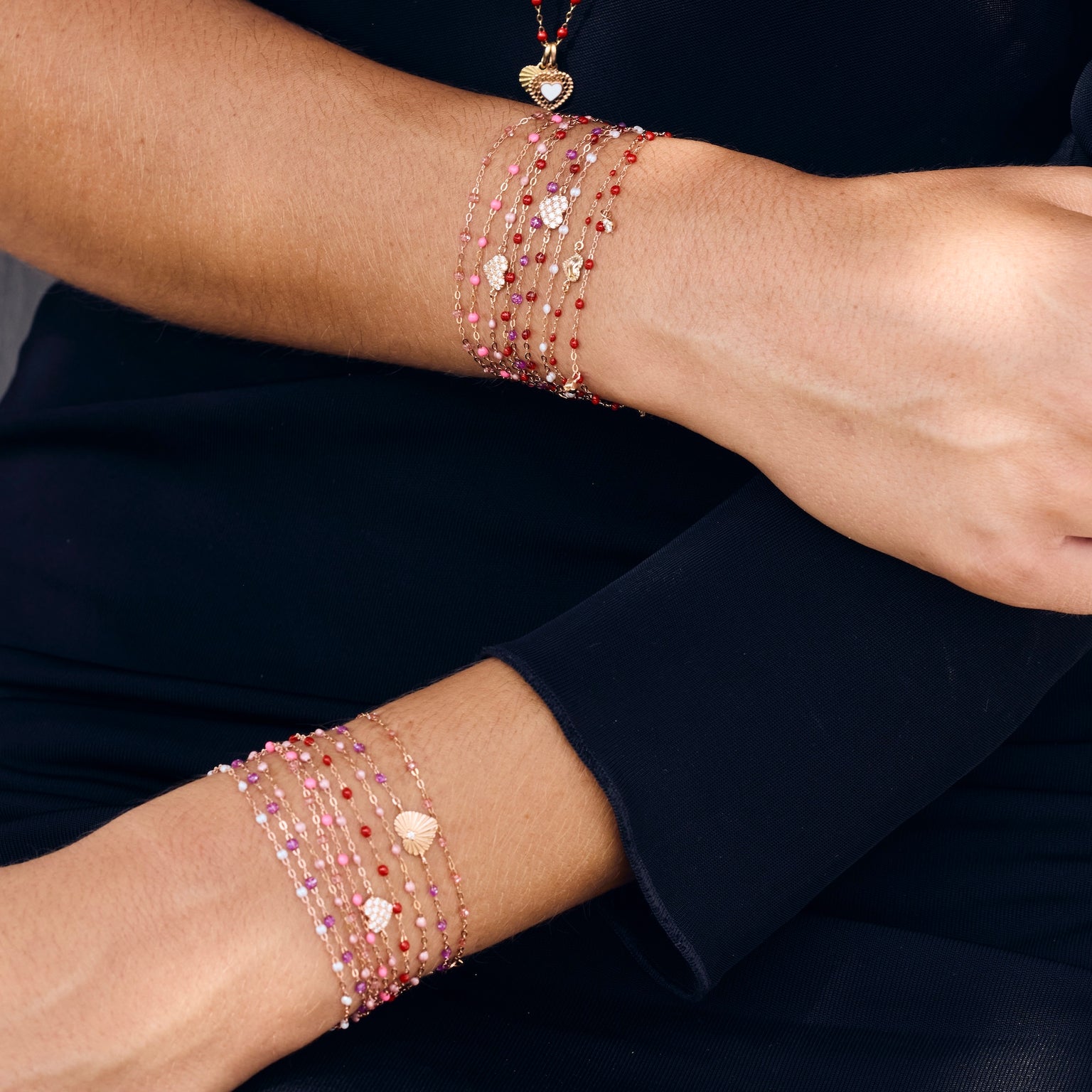 Photo des poignets d’une femme portant différents bracelets Gigi Clozeau.