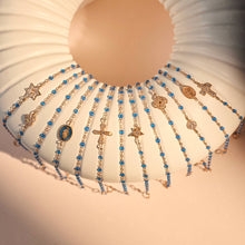 Photo de nature morte de différents bracelets Gigi Clozeau de la nouvelle couleur azur.