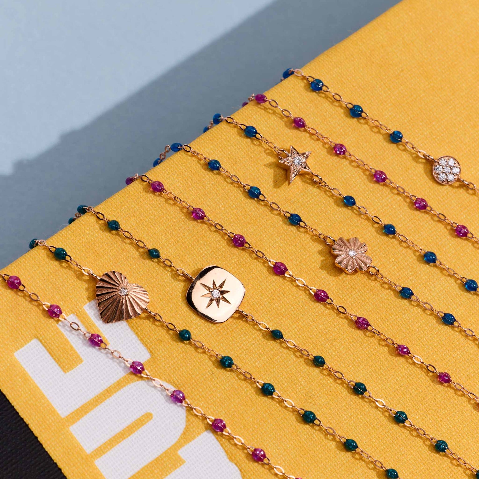 Différents bracelets Gigi Clozeau posés sur un livre