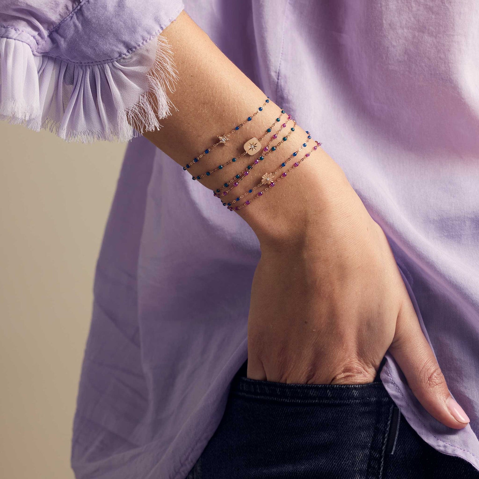 Poignet d'une femme portant des bracelets Gigi Clozeau 