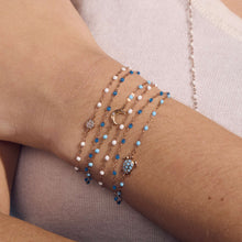 Photo du poignet d’une femme portant différents bracelets Gigi Clozeau.
