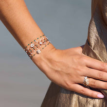 Photo d’un poignet portant plusieurs bracelets de différentes couleurs et modèles Gigi Clozeau. 