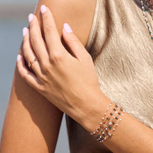 Photo d’un poignet portant plusieurs bracelets de différentes couleurs et modèles Gigi Clozeau. 