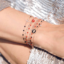 Photo d’un poignet portant plusieurs bracelets de différentes couleurs et modèles Gigi Clozeau. 