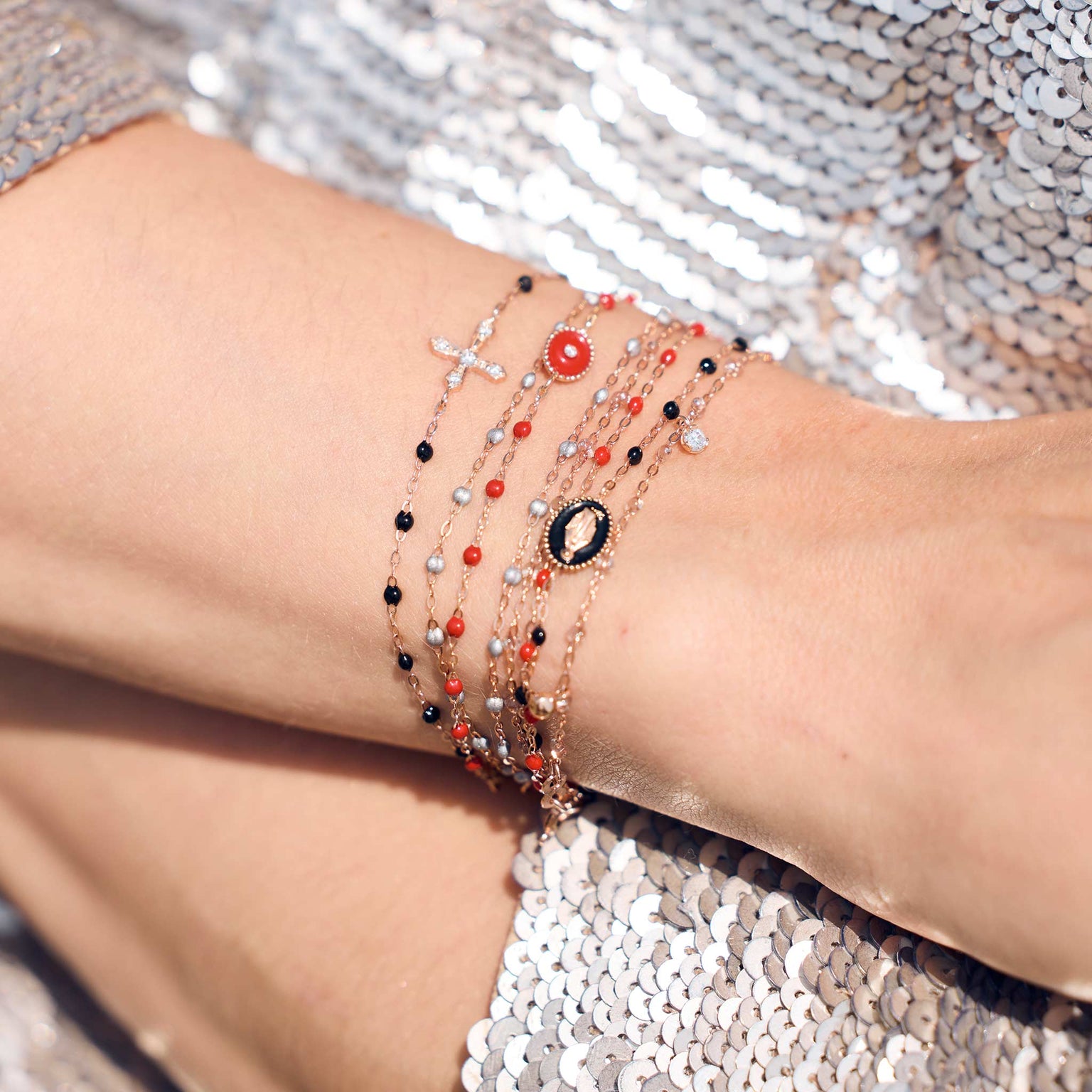 Photo d’un poignet portant plusieurs bracelets de différentes couleurs et modèles Gigi Clozeau. 