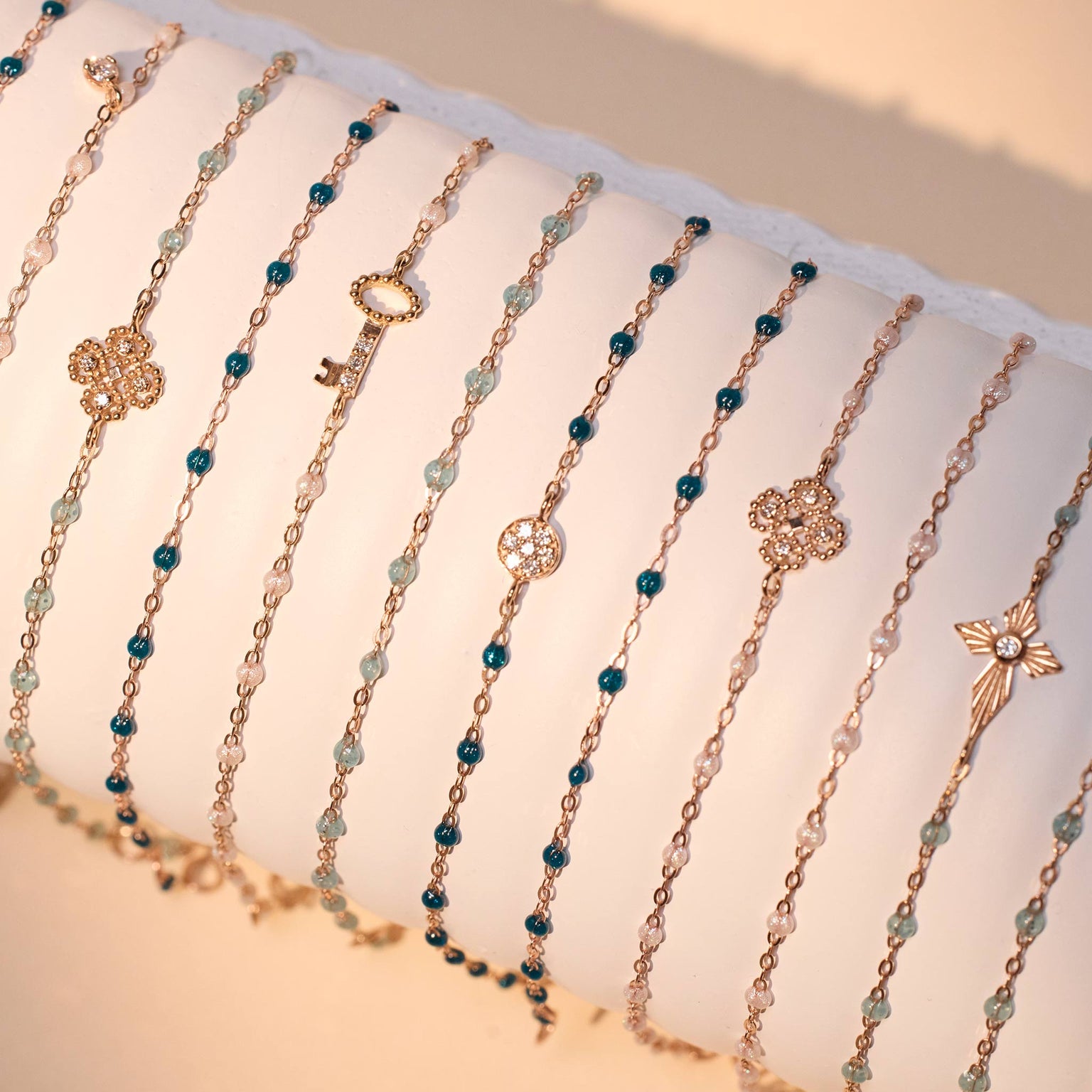 photo d'un oursin avec des bracelets gigi clozeau 