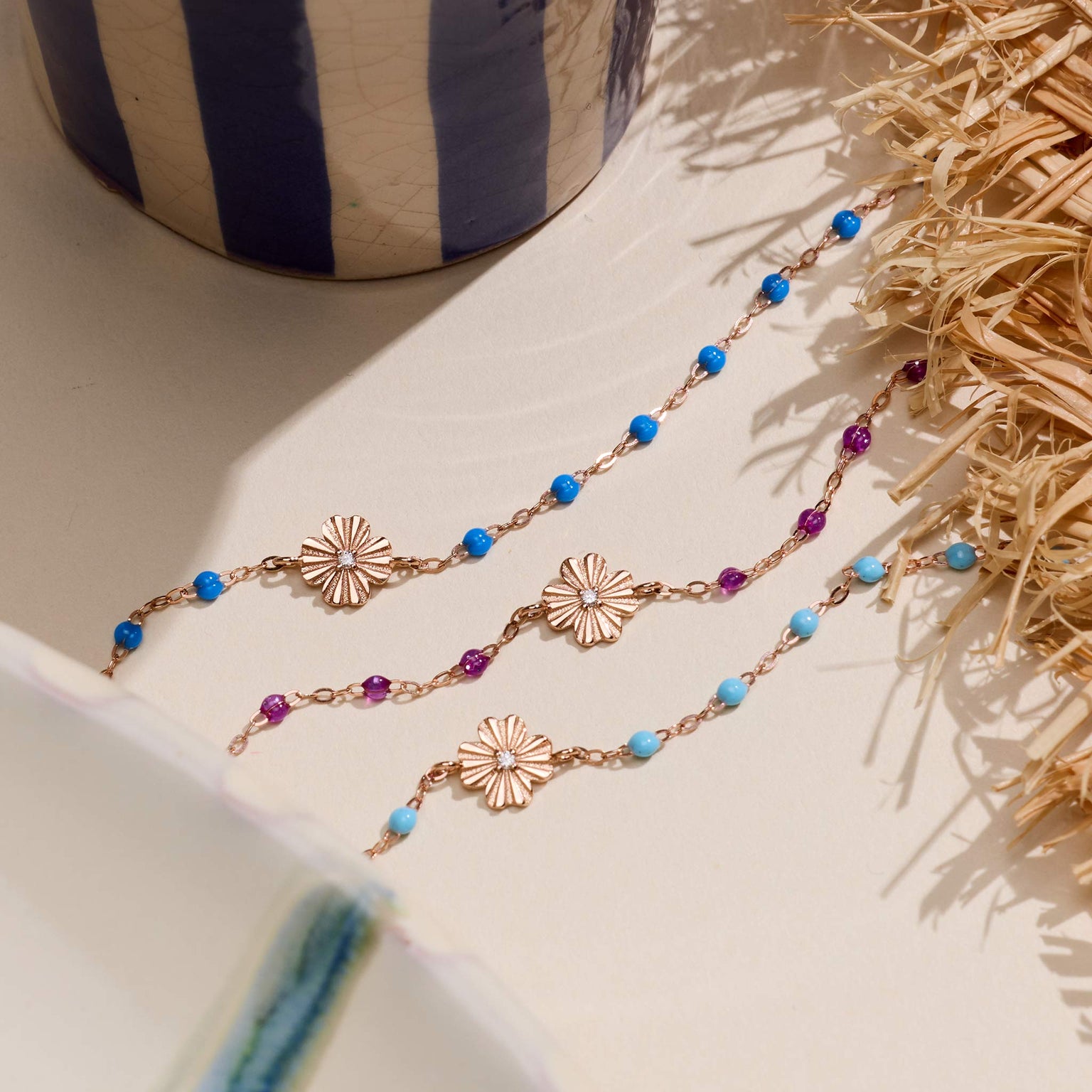Photo de bracelets Trèfle Lumière Gigi Clozeau à plat, de différentes couleurs.