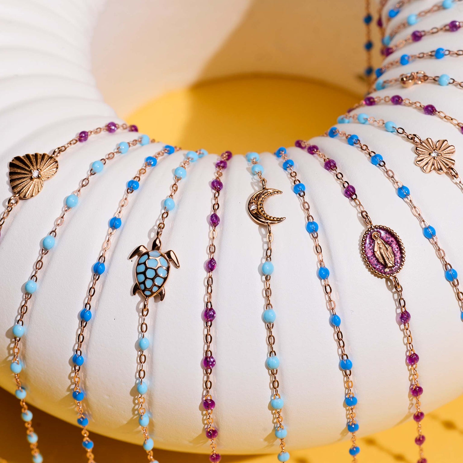 Photo de différents bracelets Gigi Clozeau posés sur un oursin.