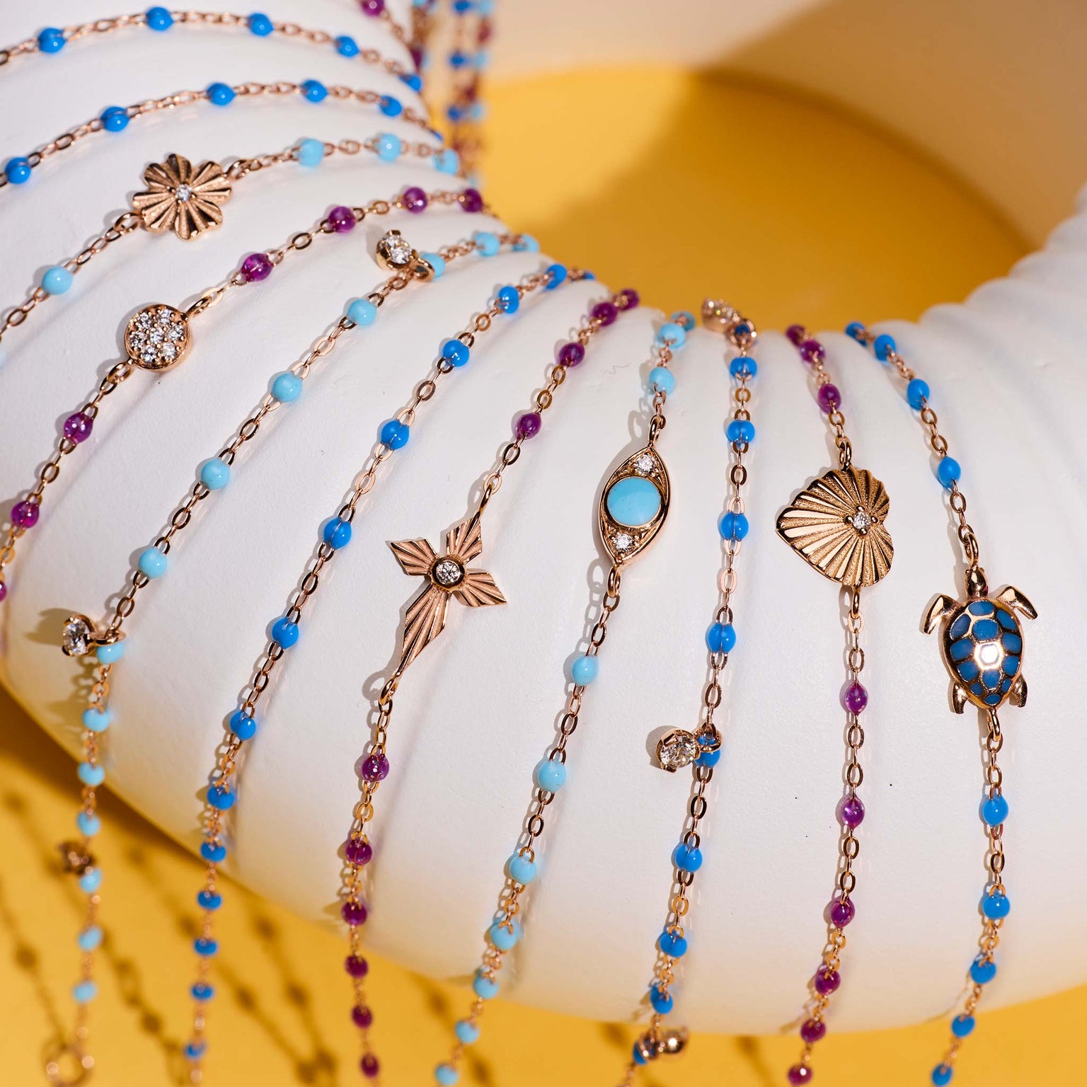 Photo de différents bracelets Gigi Clozeau posés sur un oursin.