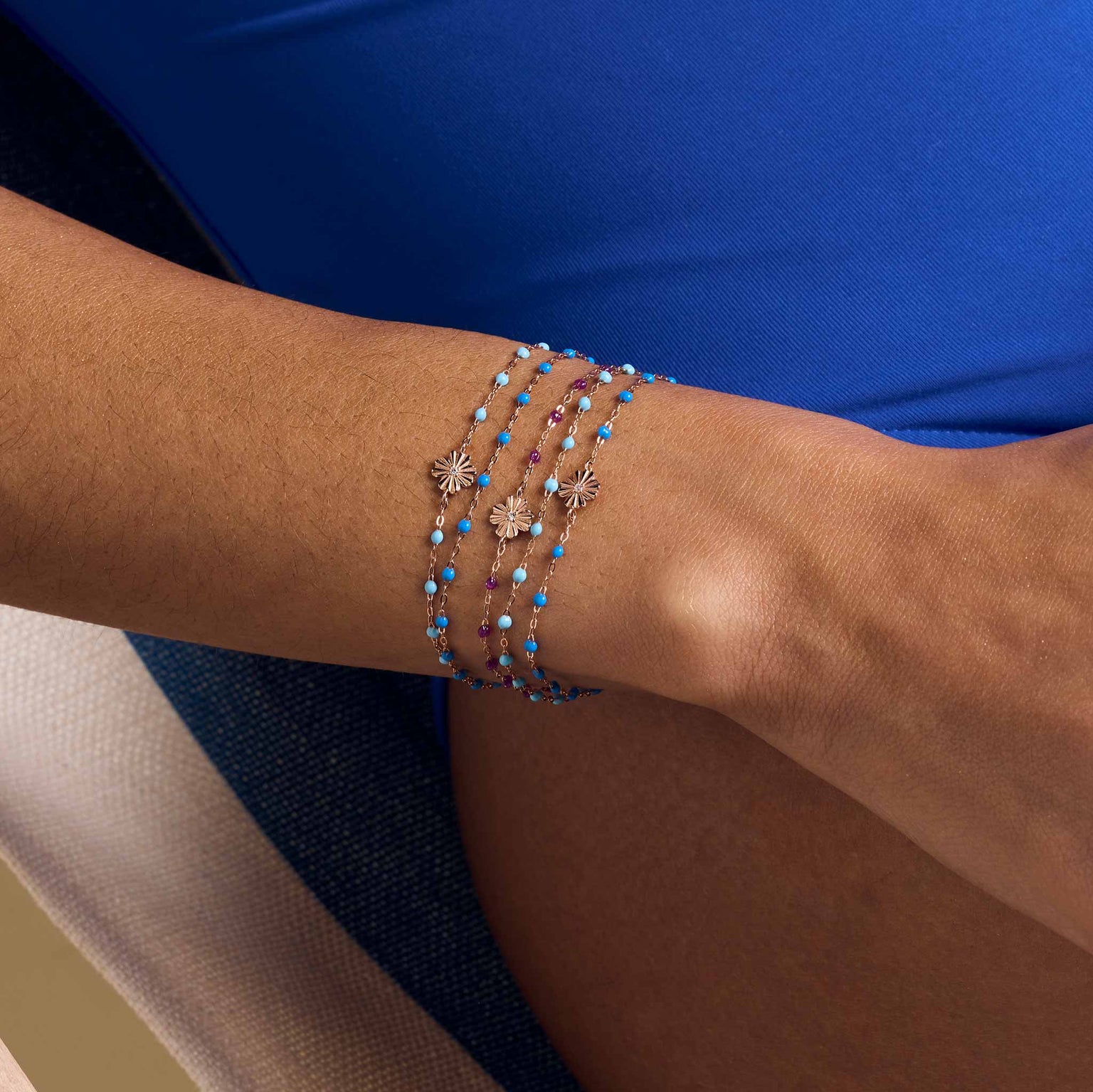 Photo du poignet d'un femme portant des bracelets Gigi Clozeau 