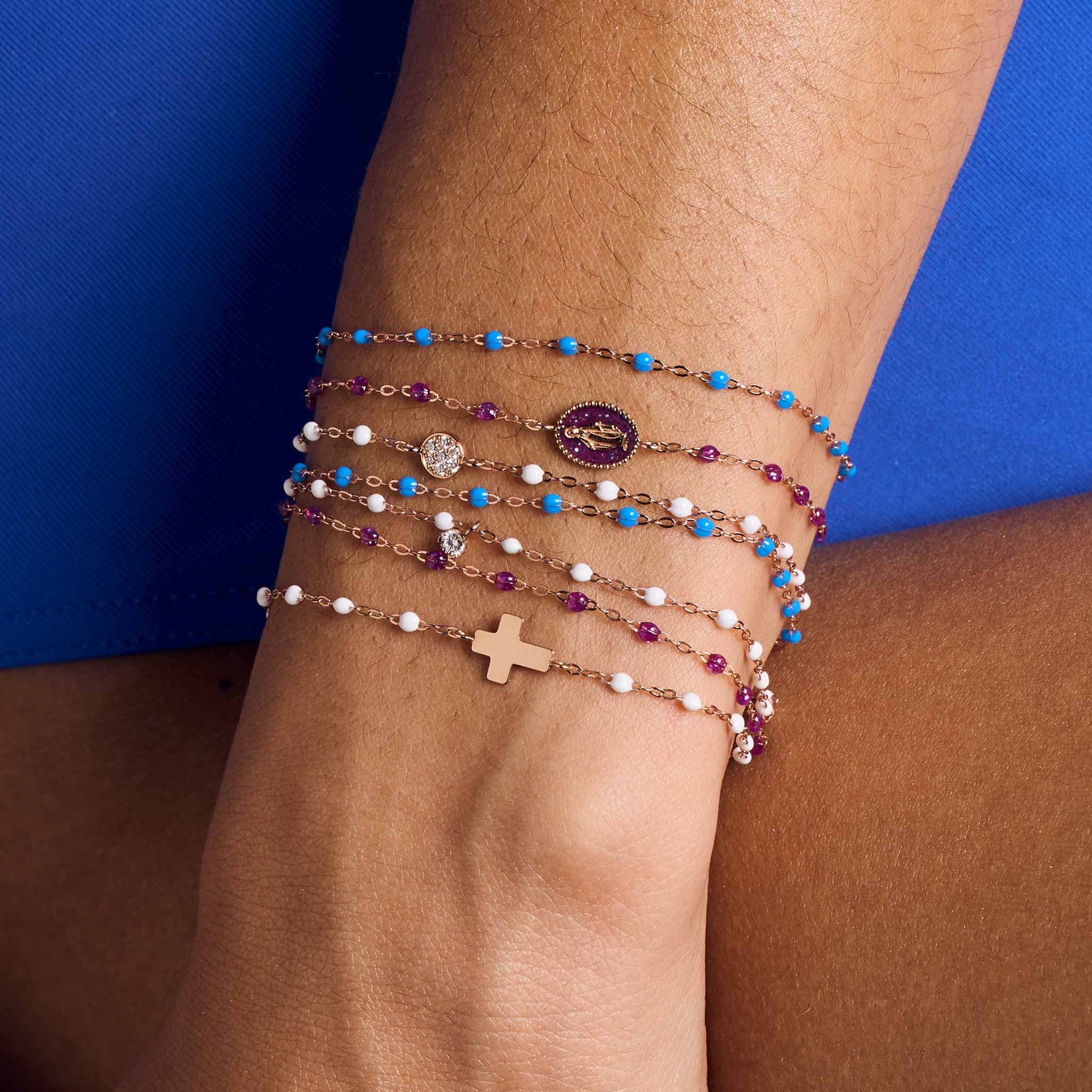 Photo du poignet d'une femme portant des bracelets Gigi Clozeau 