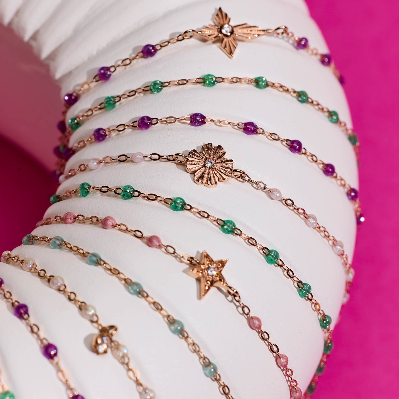 Photo de différent bracelets Gigi Clozeau sur un oursin 