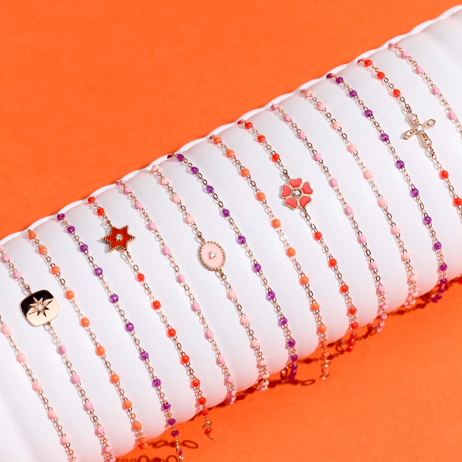 Photo de différent bracelet Gigi Clozeau  sur un oli 