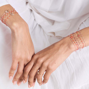 Photo des mains d'une femme portant des bracelets Gigi Clozeau 