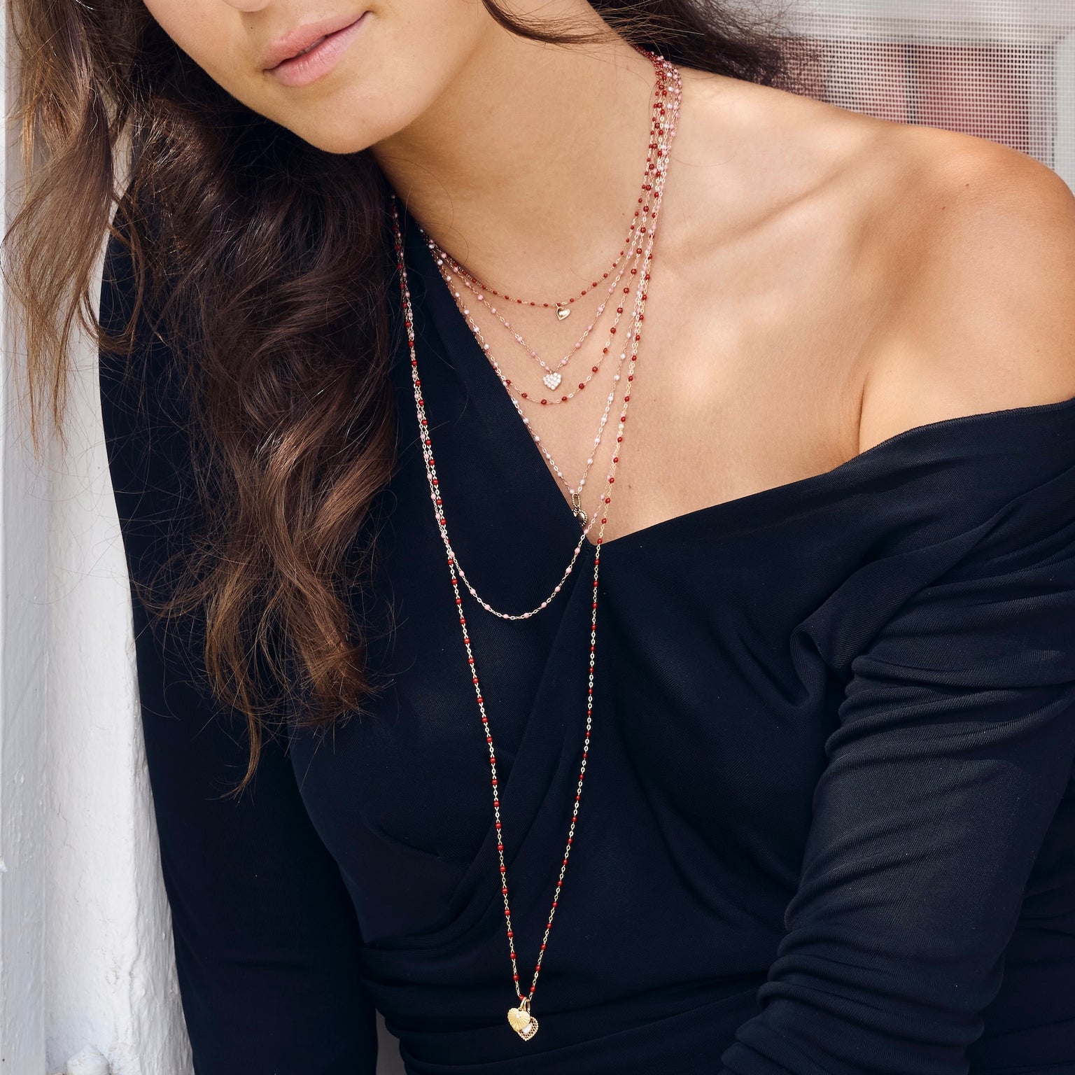 Photo du décolleté d’une femme portant différents colliers Gigi Clozeau.