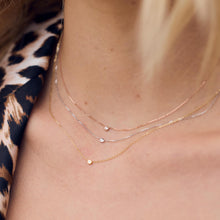 Photo montrant le cou d’une femme portant des colliers de la nouvelle collection Pure Gigi Dot.