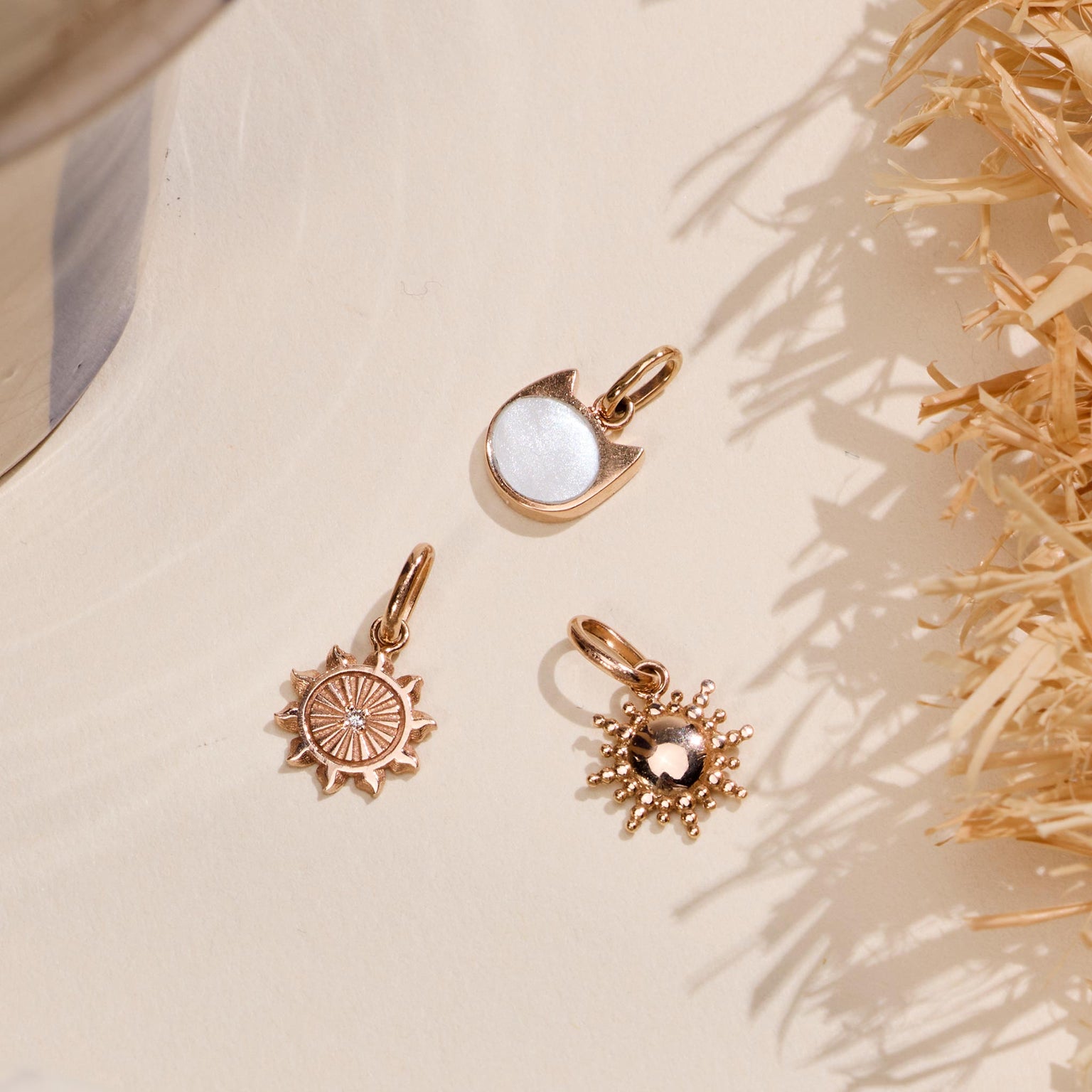 Photo de différents pendentifs Gigi Clozeau posés à plat.