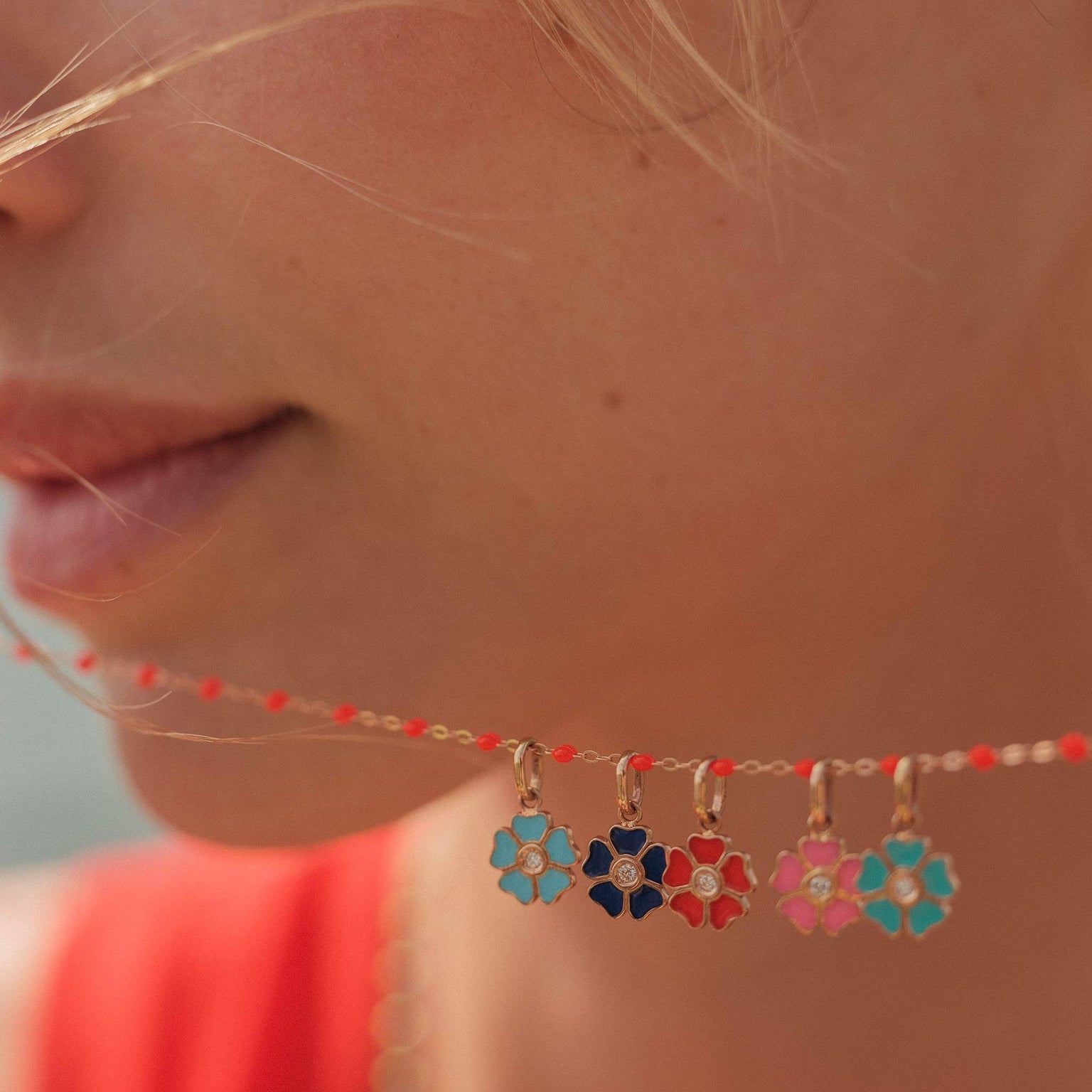 Gigi Clozeau - Pendentif Fleur résine bleu de prusse, diamant, or jaune