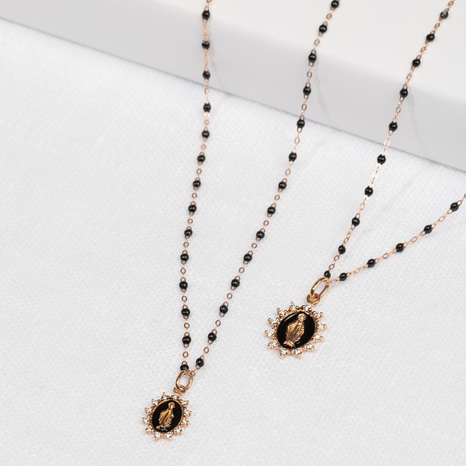 Madone Supreme Black resin, Rose Gold, diamond pendant